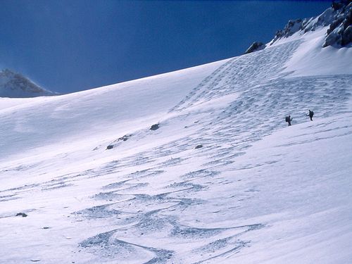 Skitourengeher im Tischschnee