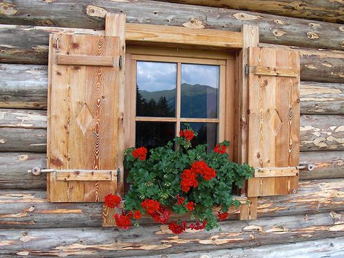 Fenster einer Almhütte